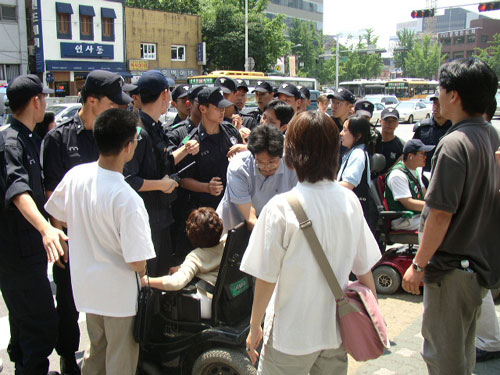 광화문에서 기습시위를 벌이다 연행된 이들을 면회하기 위해 종로경찰서로 향하던 중 횡단보도 앞에서 경찰이 막아섰다. 